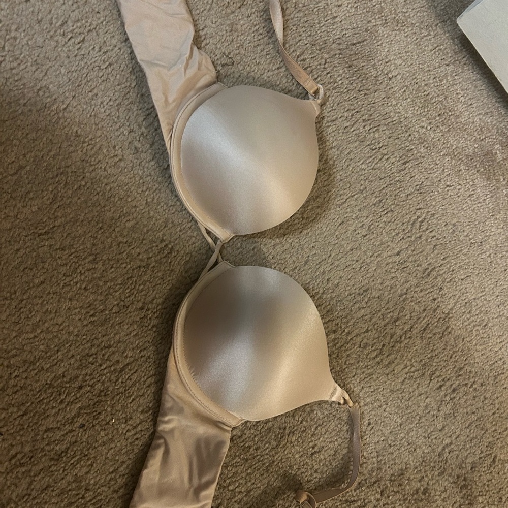 Bombshell plunge 
Nude
32A
Gently used 
Great condition